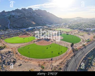 Aus der Vogelperspektive auf den Carcamo Sportpark im Viertel Hacienda de la Flor und den Cementera Hügel in Hermosillo, Sonora. (Foto: Luis Gutierrez/Norte Photo) Vista aerea parque deportivo el Carcamo en la colonia Hacienda de la Flor y cerro de la Cementera en Hermosillo Sonora. (Foto: Luis Gutierrez/Norte Photo) Stockfoto