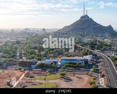 Aus der Vogelperspektive auf Cerro de la Campana und das Viertel Hacienda de la Flor in Hermosillo, Sonora. (Foto: Luis Gutierrez/Norte Photo) Vista aerea de Cerro de la Campana y la colonia Hacienda de la Flor en Hermosillo Sonora. (Foto: Luis Gutierrez/Norte Photo) Stockfoto