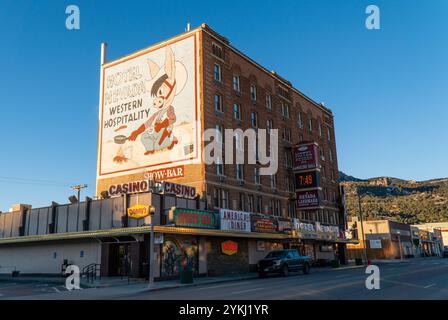 Historisches Hotel Nevada and Casino, eröffnet 1929, in der kleinen Stadt Ely, Nevada, USA mit seinem berühmten Wandgemälde, bei Sonnenaufgang. Stockfoto