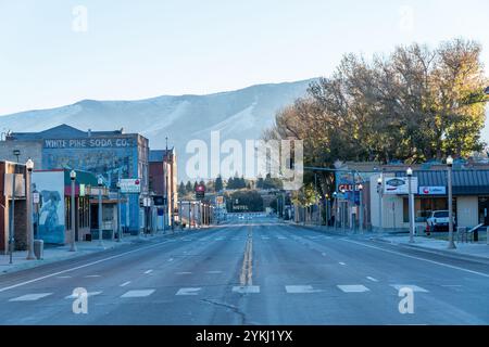 Die Hauptstraße von Ely, Nevada, entlang der US Route 50, der einsamsten Straße der USA, ist klar kalt am Morgen bei Sonnenaufgang. Kleine Unternehmen, Hotels und Kasinos. Stockfoto