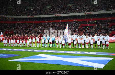 Die Spieler stellen sich für das Spiel der UEFA Nations League Gruppe A1 im PGE Narodowy Stadion in Warschau an. Bilddatum: Montag, 18. November 2024. Stockfoto