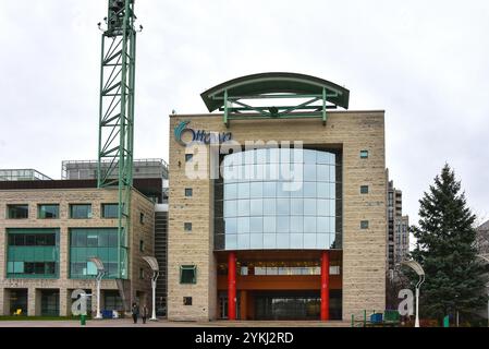 Ottawa, Kanada - 16. November 2024: Ottawa City Hall auf der Laurier Ave East. Die Halle besteht aus dem modernen Flügel und einem historischen Flügel aus dem 19. Jahrhundert Stockfoto