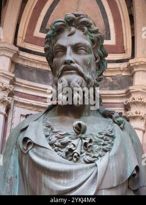 Die Bronzestatue des heiligen Johannes des Täufers 1412-1416 von Lorenzo Ghiberti in den äußeren Nischen der Kirche Orsanmichele in Florenz, Italien. Stockfoto