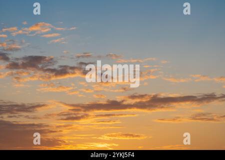 Hintergrund-Textur des Fotos, schöner Himmel während Sonnenuntergang mit Wolken von farbigen Schattierungen. Stockfoto