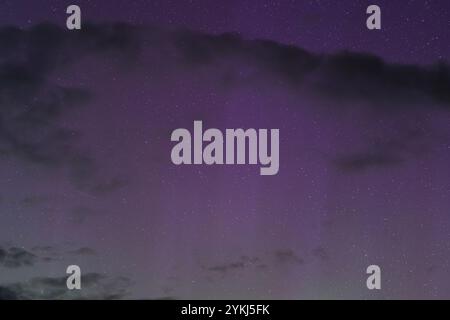 Nächtlicher Sternenhimmel, Wolken und Nordlichter. Astrofotografie. Stockfoto