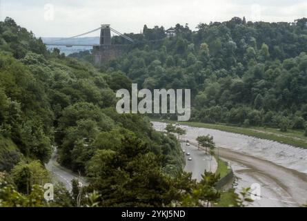 1982 Archivfoto der River Avon-Schlucht und der Clifton Suspension Bridge von Clifton Downs, Bristol. Stockfoto