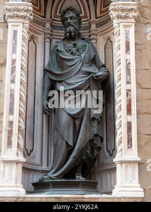 Die Bronzestatue des heiligen Johannes des Täufers 1412-1416 von Lorenzo Ghiberti in den äußeren Nischen der Kirche Orsanmichele in Florenz, Italien. Stockfoto