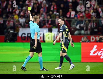 Der schottische Kenny McLean wird vom Schiedsrichter Christian Dingert während des Gruppenspiels der UEFA Nations League im PGE Narodowy-Stadion in Warschau eine gelbe Karte gezeigt. Bilddatum: Montag, 18. November 2024. Stockfoto