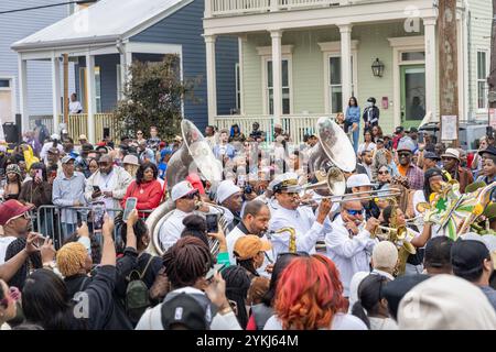 Eine Second Line Parade, die durch die Straßen des Stadtteils Treme in New Orleans, Louisiana, zieht. Stockfoto