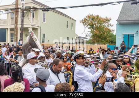 Eine Second Line Parade, die durch die Straßen des Stadtteils Treme in New Orleans, Louisiana, zieht. Stockfoto