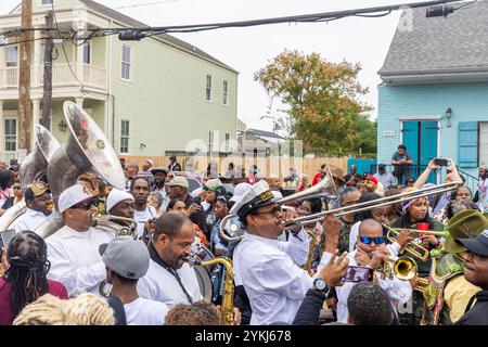 Eine Second Line Parade, die durch die Straßen des Stadtteils Treme in New Orleans, Louisiana, zieht. Stockfoto