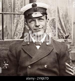 Ein Chief Armourer der Royal Navy während des Ersten Weltkriegs. Stockfoto