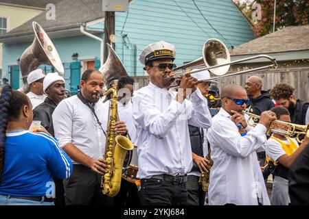 Eine Second Line Parade, die durch die Straßen des Stadtteils Treme in New Orleans, Louisiana, zieht. Stockfoto