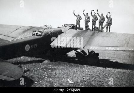 Ein zerstörter französischer Leichtbomber Amiot 143 mit jubelnden deutschen Soldaten stand während der Schlacht von Frankreich, ca. Juni 1940 auf dem Flügel. Stockfoto