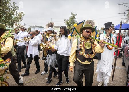 Eine Second Line Parade, die durch die Straßen des Stadtteils Treme in New Orleans, Louisiana, zieht. Stockfoto