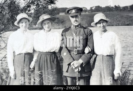 Ein Durchsuchungsoffizier in der Canadian Expeditionary Force neben drei Damen während des Ersten Weltkriegs. Stockfoto