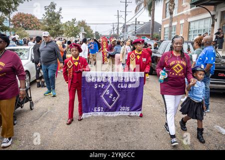 Eine Second Line Parade, die durch die Straßen des Stadtteils Treme in New Orleans, Louisiana, zieht. Stockfoto