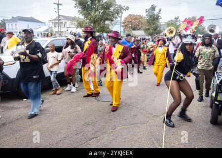 Eine Second Line Parade, die durch die Straßen des Stadtteils Treme in New Orleans, Louisiana, zieht. Stockfoto