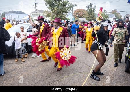 Eine Second Line Parade, die durch die Straßen des Stadtteils Treme in New Orleans, Louisiana, zieht. Stockfoto