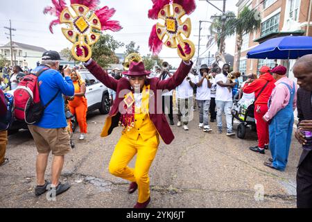 Eine Second Line Parade, die durch die Straßen des Stadtteils Treme in New Orleans, Louisiana, zieht. Stockfoto