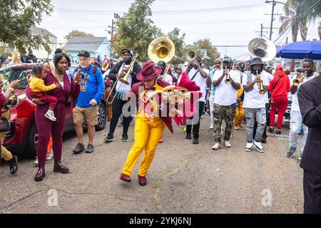 Eine Second Line Parade, die durch die Straßen des Stadtteils Treme in New Orleans, Louisiana, zieht. Stockfoto