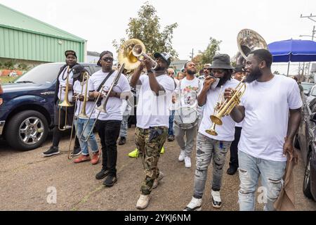 Eine Second Line Parade, die durch die Straßen des Stadtteils Treme in New Orleans, Louisiana, zieht. Stockfoto