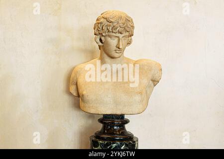 Florenz, Italien, 4. Januar 2024: Büste mit dem Kopf des Antinous Stockfoto