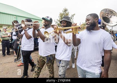 Eine Second Line Parade, die durch die Straßen des Stadtteils Treme in New Orleans, Louisiana, zieht. Stockfoto