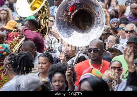 Eine Second Line Parade, die durch die Straßen des Stadtteils Treme in New Orleans, Louisiana, zieht. Stockfoto