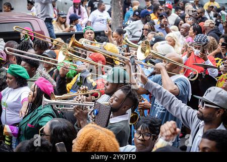 Eine Second Line Parade, die durch die Straßen des Stadtteils Treme in New Orleans, Louisiana, zieht. Stockfoto