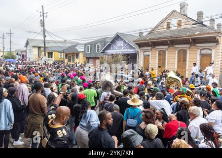 Eine Second Line Parade, die durch die Straßen des Stadtteils Treme in New Orleans, Louisiana, zieht. Stockfoto