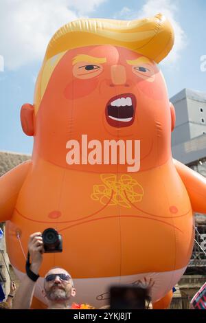 London, Großbritannien. Juli 2018. Der orangene Trumps Baby-Trumps, der auf dem Parliament Square in London, Großbritannien, bei der #BringTheNoise Women's March Anti Donald Trump Protestdemonstration umspielt wird. Stockfoto