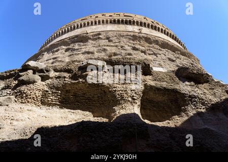 Ungewöhnliche Perspektive auf das Schloss des Heiligen Engels (Castel Sant Angelo) ohne Menschen in Rom, Italien Stockfoto