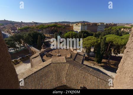 Passetto di Borgo: Erhöhter Durchgang von Castel Sant Angelo in die Vatikanstadt mit befestigten Mauern in Rom, Italien, Blick von oben Stockfoto