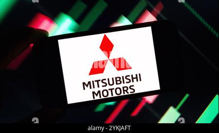 Konskie, Polen – 18. November 2024: Logo der Mitsubishi Corporation auf dem Mobiltelefon Stockfoto