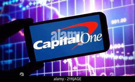 Konskie, Polen – 18. November 2024: Das Capital One-Firmenlogo wird auf dem Mobiltelefon angezeigt Stockfoto