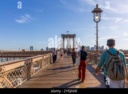 New York, New York - 6. November 2024: Fußgänger gehen über die Brooklyn Bridge. Leute auf der Brooklyn Bridge von New York City nach Brooklyn. Stockfoto