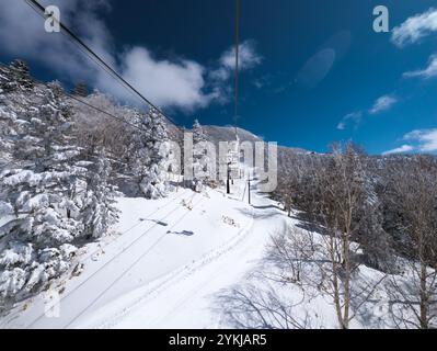 Zwei-Personen-Sessellifte im Skigebiet Shibutoge Yokoteyama in Nagano, Japan Stockfoto