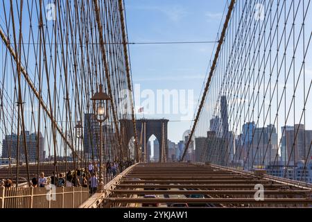 New York, New York - 6. November 2024: Fußgänger gehen über die Brooklyn Bridge. Leute auf der Brooklyn Bridge von New York City nach Brooklyn. Stockfoto