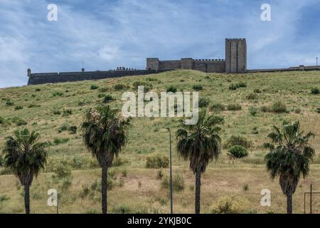 Elvas Castle, islamische Festung, im 13. Und 14. Jahrhundert wieder aufgebaut. Wichtiger strategischer Punkt für die Verteidigung der Grenze, Portugal, Europa Stockfoto