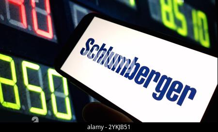 Konskie, Polen – 18. November 2024: Das Schlumberger Firmenlogo wird auf dem Mobiltelefon angezeigt Stockfoto