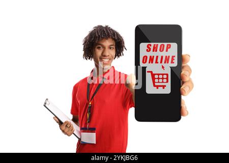 afroamerikanischer männlicher Arbeiter, der ein Smartphone zum Online-Shopping hält, isoliert auf weißem Hintergrund Stockfoto