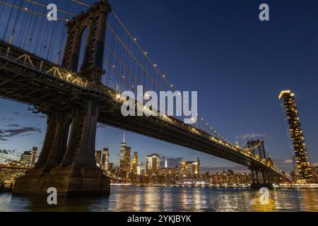 Manhattan Bridge bei Sonnenuntergang in New York Stockfoto