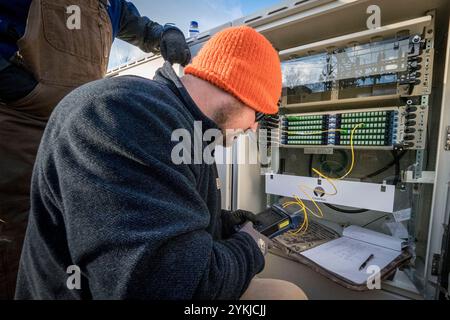 Vertrag LWL-Techniker Nathan Roten Tests die Glasfaserverbindung in einem der Virginia BARC's Electric Cooperative Unterstation Patch Panels. BARC ist führend in der Lexington, Virginia Bereich Installation der Glasfaserkabel an das vorhandene Stromnetz, die zuverlässig mit hoher Geschwindigkeit auf den Bereich zum ersten Mal bringen. Die ländlichen Gebiete, wo geschäftliche und private Verbraucher Breitbanddienst sind wahrscheinlicher, höhere Einkommen, niedrigeren Arbeitslosenquoten und ein stärkeres Wachstum als die ohne Breitbandanschluss zu genießen. Da Breitband bietet den ländlichen Gebieten Konnektivität für Business, educa Stockfoto