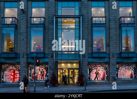 Edinburgh, Schottland, Vereinigtes Königreich, 18. November 2024. Weihnachtsdekoration & Markt: Die Hauptstadt bereitet sich auf die festliche Jahreszeit vor. Hier sehen Sie die Leute, die an den Fenstern des Weihnachtsgeschäfts im Harvey Nichols Kaufhaus am St. Andrew Square vorbeifahren. Quelle: Sally Anderson/Alamy Live News Stockfoto