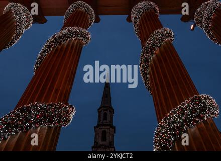 Edinburgh, Schottland, Vereinigtes Königreich, 18. November 2024. Weihnachtsdekoration & Markt: Die Hauptstadt bereitet sich auf die festliche Jahreszeit vor. Im Bild: Die Kuppel Weihnachtsbeleuchtung auf der George Street. Quelle: Sally Anderson/Alamy Live News Stockfoto