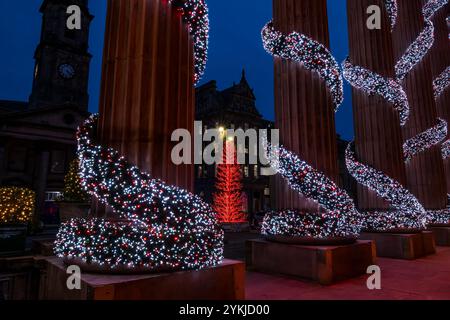 Edinburgh, Schottland, Vereinigtes Königreich, 18. November 2024. Weihnachtsdekoration & Markt: Die Hauptstadt bereitet sich auf die festliche Jahreszeit vor. Im Bild: Die Kuppel Weihnachtsbeleuchtung auf der George Street. Quelle: Sally Anderson/Alamy Live News Stockfoto