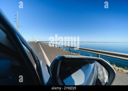 Fahren Sie mit dem Auto auf der Helio Serejo Brücke, über den Fluss Parana, auf der BR-267 Autobahn. Brücke, die die staaten Mato Grosso do Sul und Sao trennt Stockfoto