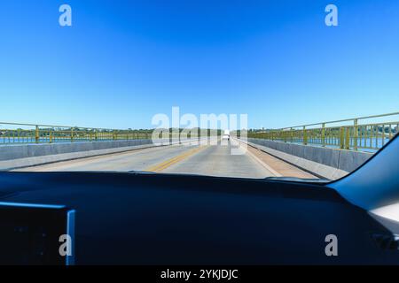 Fahren Sie mit dem Auto auf der Helio Serejo Brücke, über den Fluss Parana, auf der BR-267 Autobahn. Brücke, die die staaten Mato Grosso do Sul und Sao trennt Stockfoto