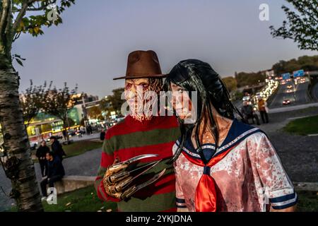 Der Zombiewalk in Essen, an Halloween gingen mehrere hundert Menschen, einige als gruselige Zombies gekleidet, untot vom Hauptbahnhof in den Bezirk Stockfoto